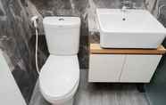 Toilet Kamar 3 Cozy and Minimalist Studio Apartment at Tuscany Residences By Travelio