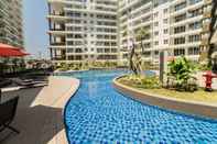 Swimming Pool Homey & Cozy 1BR at Gateway Pasteur Apartment By Travelio