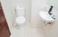 Toilet Kamar 4 Comfortable 1BR at Vittoria Residence Apartment By Travelio