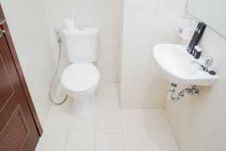 Toilet Kamar 4 Comfortable 1BR at Vittoria Residence Apartment By Travelio