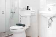 Toilet Kamar Gorgeous & Modern 2BR Apartment at Newton Residence By Travelio