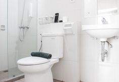 In-room Bathroom 6 Gorgeous & Modern 2BR Apartment at Newton Residence By Travelio