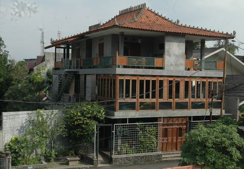 Luar Bangunan Dalem Arum (for women only)