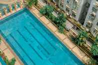 Kolam Renang Homey and Nice 2BR City Park Apartment By Travelio