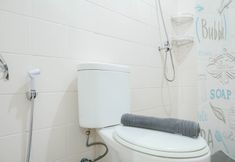 In-room Bathroom 6 Homey and Nice 2BR City Park Apartment By Travelio