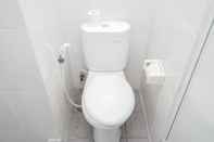 Toilet Kamar Cozy Room 2BR Apartment at 19 Avenue By Travelio