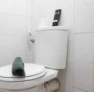 Toilet Kamar 4 Comfy and Pleasant Studio Room at Emerald Towers Apartment By Travelio