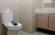 Toilet Kamar 4 Fully Furnished with Comfortable Design Studio at H Residence Apartment By Travelio