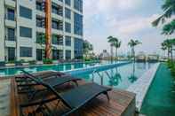 Swimming Pool Comfy 1BR at Permata Hijau Suites Apartment with City View By Travelio