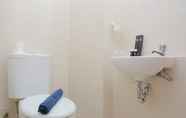 Toilet Kamar 3 Alluring Studio near Bekasi Town Square at Lagoon Apartment By Travelio