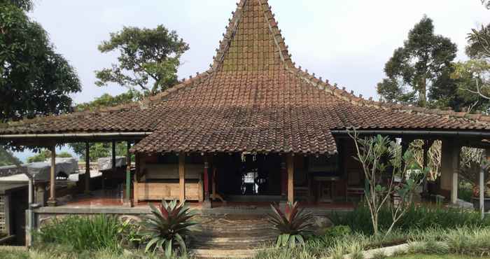 Bên ngoài Rumah Jawa Antik