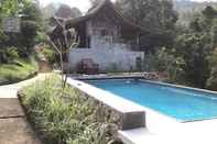 Swimming Pool Rumah Jawa Antik