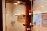 Bilik Mandi dalam Bilik Platinum Setrasari Guest House Bandung with Private Pool 5BR