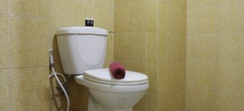 Bilik Mandi dalam Bilik 5 Spacious 2BR Apartment near Exit Tol at Buah Batu Park By Travelio