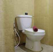 Toilet Kamar 5 Spacious 2BR Apartment near Exit Tol at Buah Batu Park By Travelio