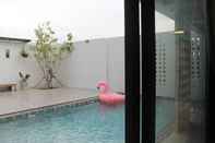 Kolam Renang Maerim Pool House by KOLME