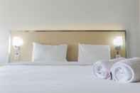 Kamar Tidur Comfort Minimalist Studio Apartment at Parkland Avenue By Travelio