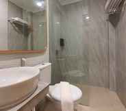 Phòng tắm bên trong 6 Muara Hotel Bukittinggi