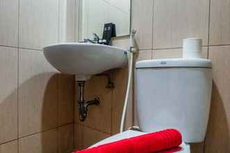 In-room Bathroom 4 Cozy Elegant Studio Room Apartment at Tamansari Papilio By Travelio