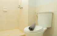 Toilet Kamar 6 Homey and Spacious 2BR Green Central City Apartment By Travelio