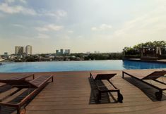 スイミングプール 7 Bright Studio at Springwood Residence Apartment By Travelio