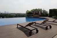 Swimming Pool Modern Studio at Springwood Residence Apartment Tangerang By Travelio