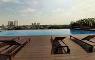 สระว่ายน้ำ 6 Modern Studio at Springwood Residence Apartment Tangerang By Travelio