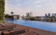 Swimming Pool 5 Modern Studio at Springwood Residence Apartment Tangerang By Travelio