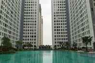 Kolam Renang Clean and Modern Studio Apartment at M-Town Residences By Travelio