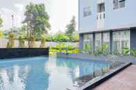 Kolam Renang Simply and New Studio at Urbantown Serpong Apartment By Travelio