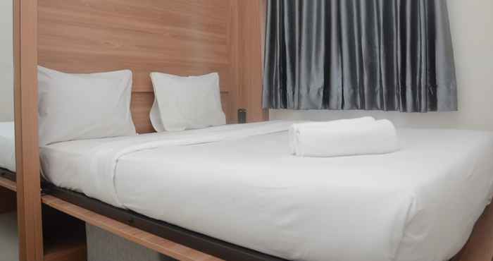 Kamar Tidur Cozy 2BR Apartment near Mall at Green Pramuka City By Travelio