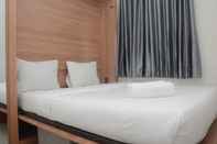 Kamar Tidur Cozy 2BR Apartment near Mall at Green Pramuka City By Travelio