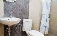 Toilet Kamar 6 Cozy and Comfy 2BR Great Western Resort Apartment By Travelio