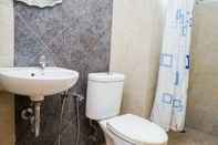 Toilet Kamar Cozy and Comfy 2BR Great Western Resort Apartment By Travelio