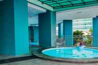 Swimming Pool Comfy 1BR near Glodok at Green Central City Apartment By Travelio