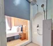 In-room Bathroom 6 Raja Hotel Kuta Mandalika Powered by Archipelago