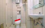 Toilet Kamar 4 Simply and Comfy Studio Room at Grand Kamala Lagoon Apartment By Travelio