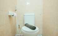 Toilet Kamar 5 Strategic and Comfy 2BR at Menteng Square Apartment By Travelio