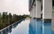 สระว่ายน้ำ 7 Cozy Living 1BR at Bintaro Plaza Residence Apartment By Travelio