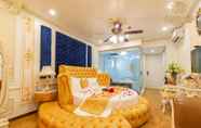 Kamar Tidur 3 King's Hotel Dich Vong