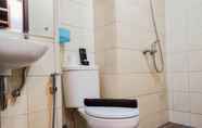 Toilet Kamar 4 Comfy and Homey Studio at Vida View Makasar Apartment By Travelio