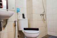 Toilet Kamar Comfy and Homey Studio at Vida View Makasar Apartment By Travelio