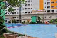 Swimming Pool Modern Studio Apartment at Green Pramuka City By Travelio