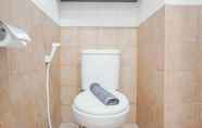 Toilet Kamar 4 Modern Studio Apartment at Green Pramuka City By Travelio