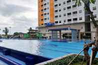 Kolam Renang Cozy Stay near Shopping Center at 2BR Green Pramuka Apartment By Travelio