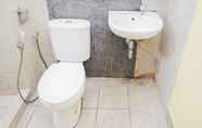 Toilet Kamar 6 Spacey 2BR at Great Western Resort Apartment By Travelio