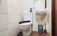 In-room Bathroom 4 Comfort Studio Apartment at Vida View Makassar By Travelio