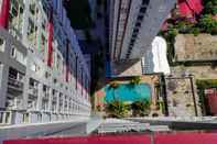 Swimming Pool Comfort Studio Apartment at Vida View Makassar By Travelio