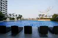 Swimming Pool Scenic Studio Apartment at West Vista Puri By Travelio