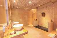Phòng tắm bên trong La Berceuse Villas